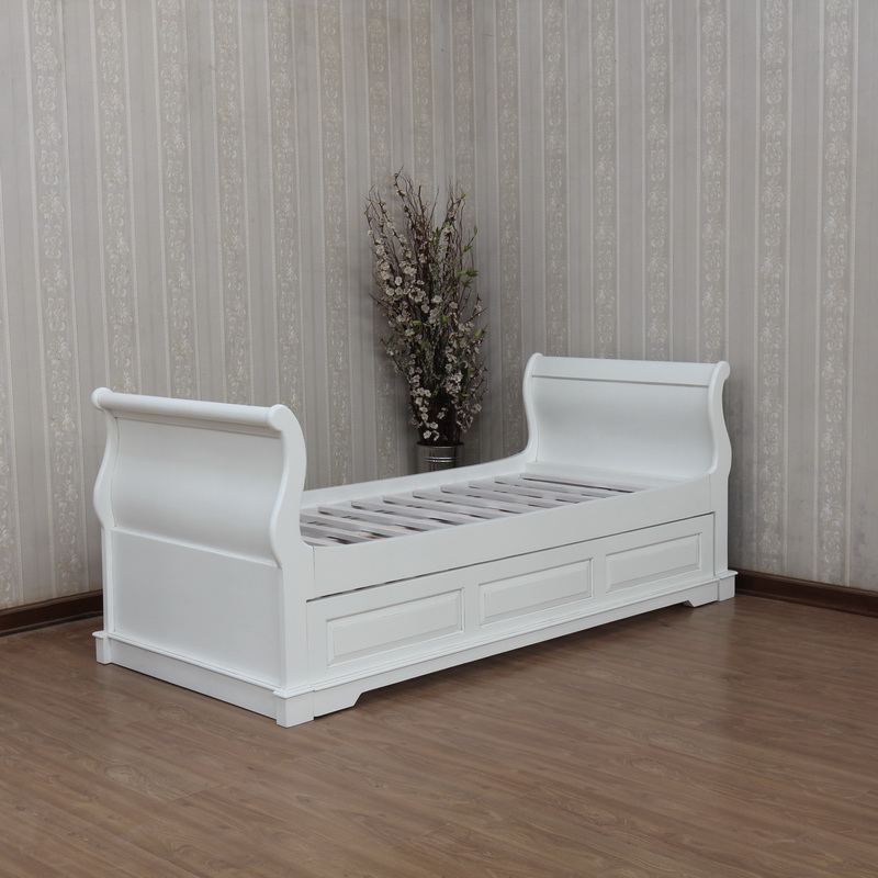 Antique White Sleigh Bed With Trundle